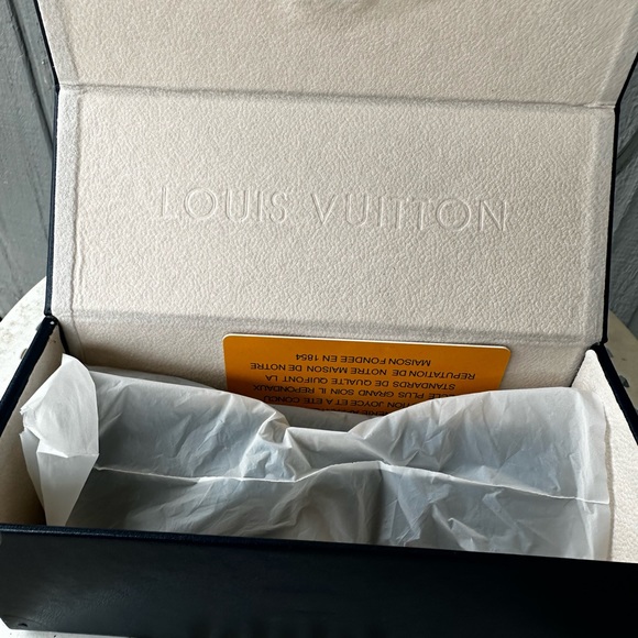 Sunglasses - Picture 2 of 5